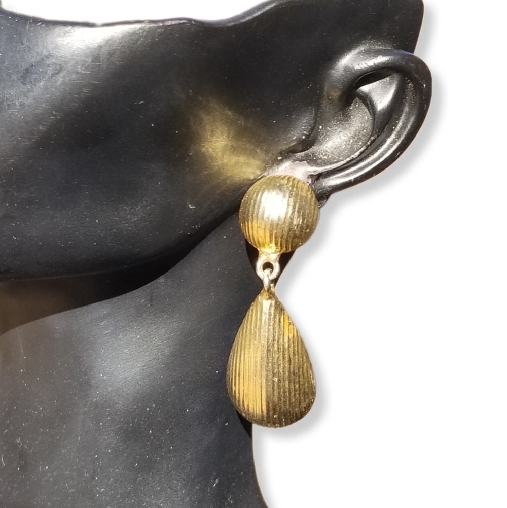 VINTAGE GOLDTONE RIPPLE TEXTURED TEARDROP STATEMENT EARRINGS